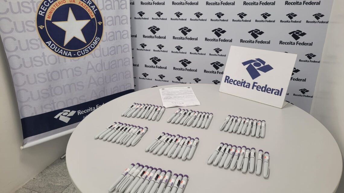 Receita Federal retém no Aeroporto do Recife ampolas de Mounjaro -medicação conhecida como “Ozempic dos ricos” – avaliadas em 150 mil reais Receita Federal retém no Aeroporto do Recife ampolas de Mounjaro -medicação conhecida como “Ozempic dos ricos” – avaliadas em 150 mil reais