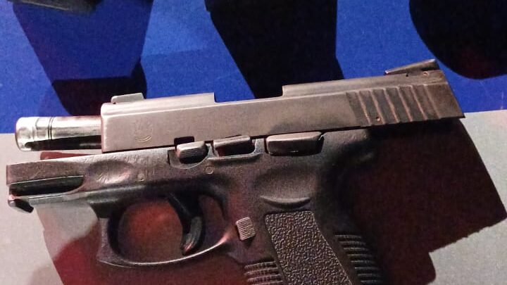 Suspeitos de estelionato são detidos com cartões de crédito e pistola