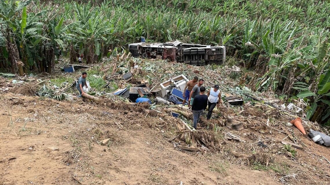Mortos e feridos após trio elétrico cair de ribanceira