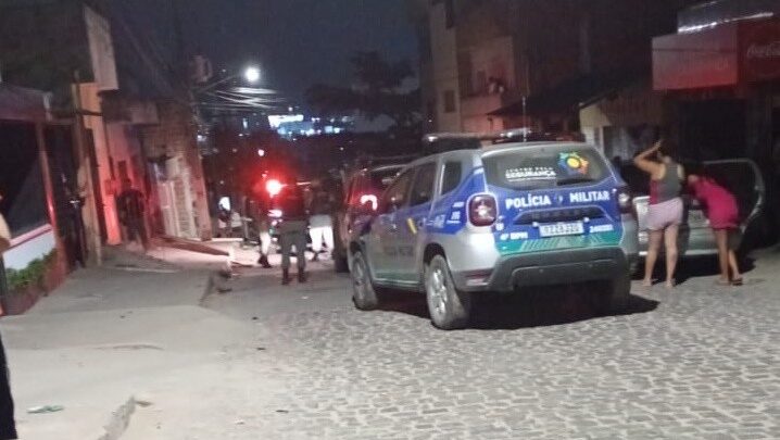 Jovem que bebia com amigos, é assassinado por homem encapuzado