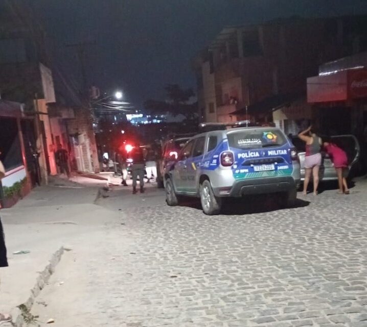 Jovem que bebia com amigos, é assassinado por homem encapuzado