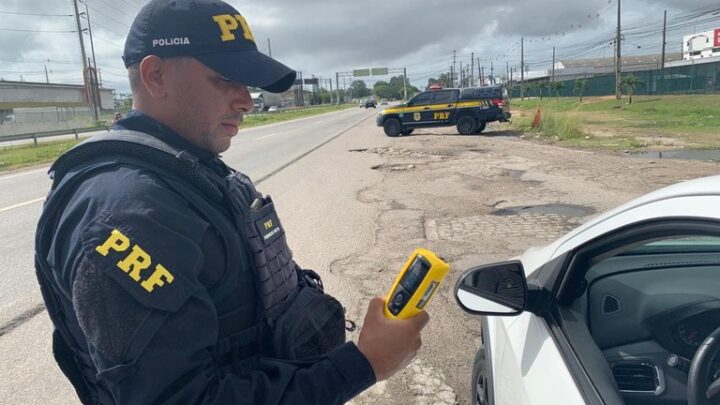 PRF detém dois condutores alcoolizados envolvidos em colisões na BR 232