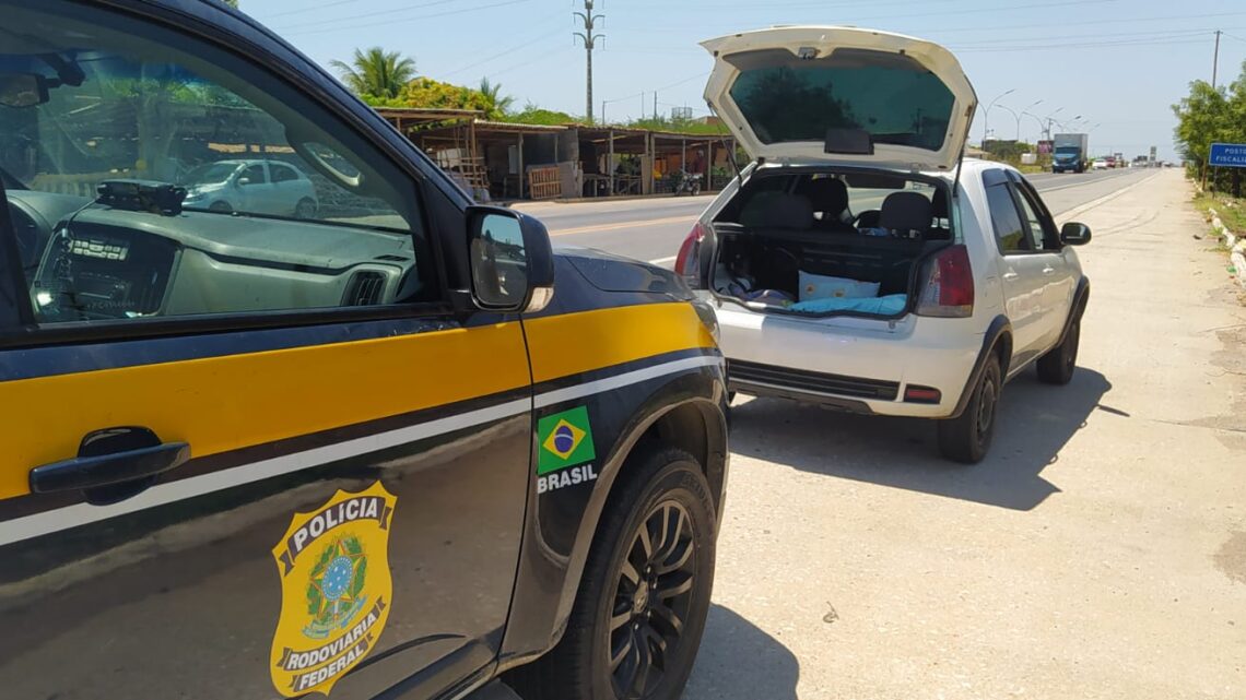 PRF apreende cocaína dentro de capô de carro PRF apreende cocaína dentro de capô de carro