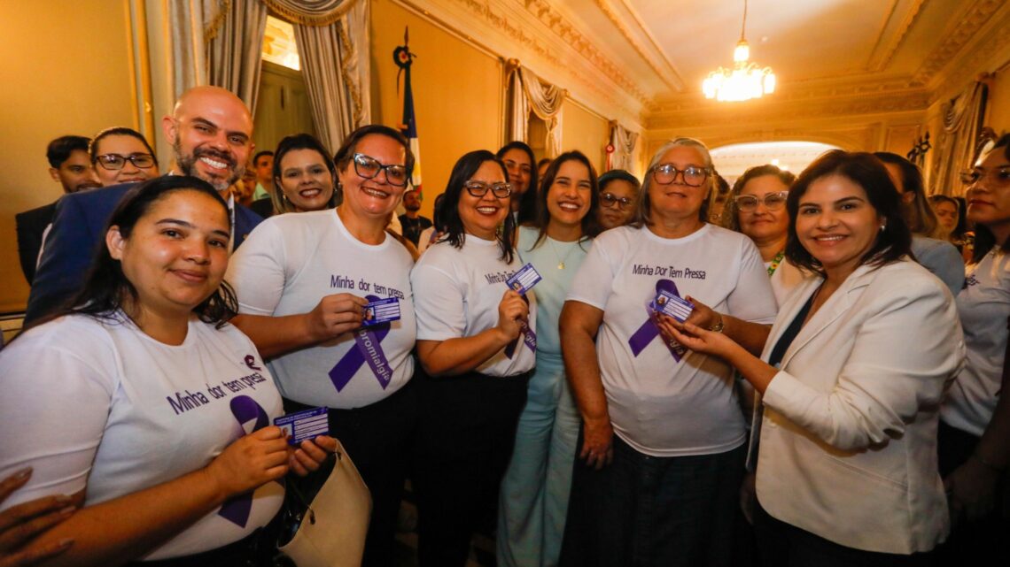 Governo-PE entrega carteiras de atendimento prioritário para pessoas com fibromialgia