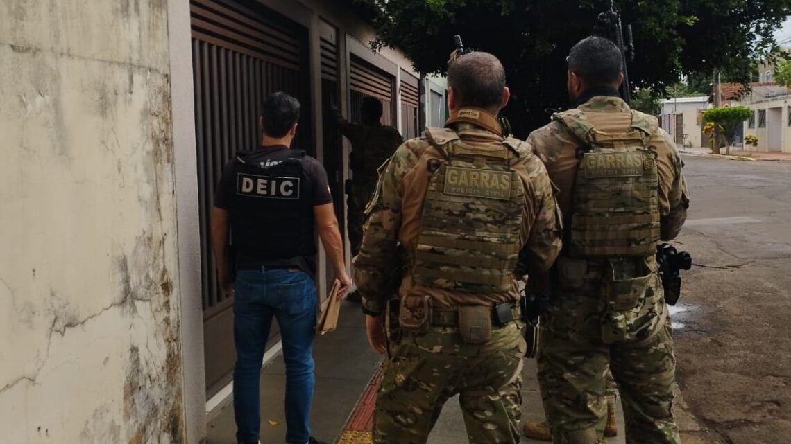 Quadrilha enganou aposentado com falso investimento de quase R$ 11 milhões na bolsa de valores dos EUA Quadrilha enganou aposentado com falso investimento de quase R$ 11 milhões na bolsa de valores dos EUA