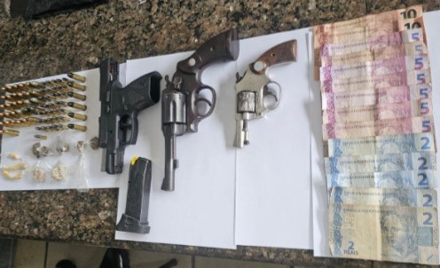 Três homens tentam fugir, mas são presos com armas e drogas Três homens tentam fugir, mas são presos com armas e drogas