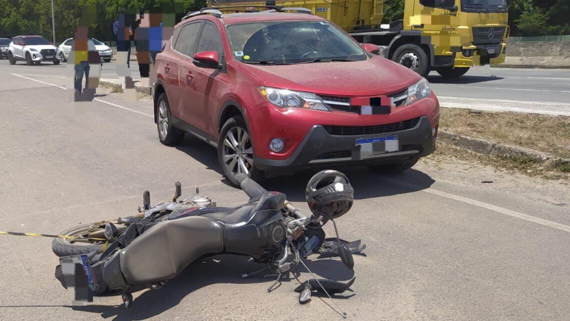 Motociclista morre, após colidir com carro, cair e ser atropelado por carreta, na BR 232