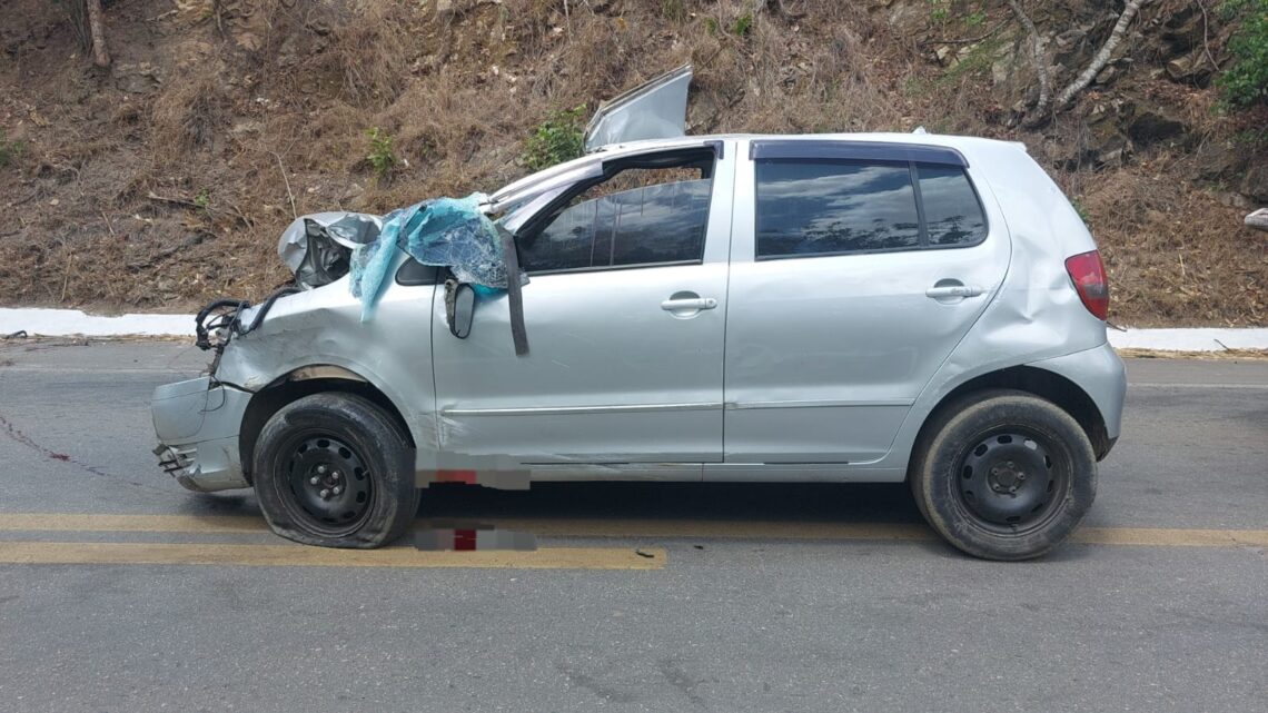 Motorista de carro e condutor de moto morrem, após colisão frontal Motorista de carro e condutor de moto morrem, após colisão frontal