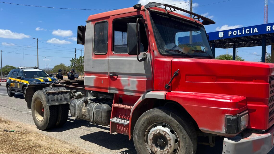 Caminhão furtado e com placas falsas é recuperado pela PRF em Caruaru