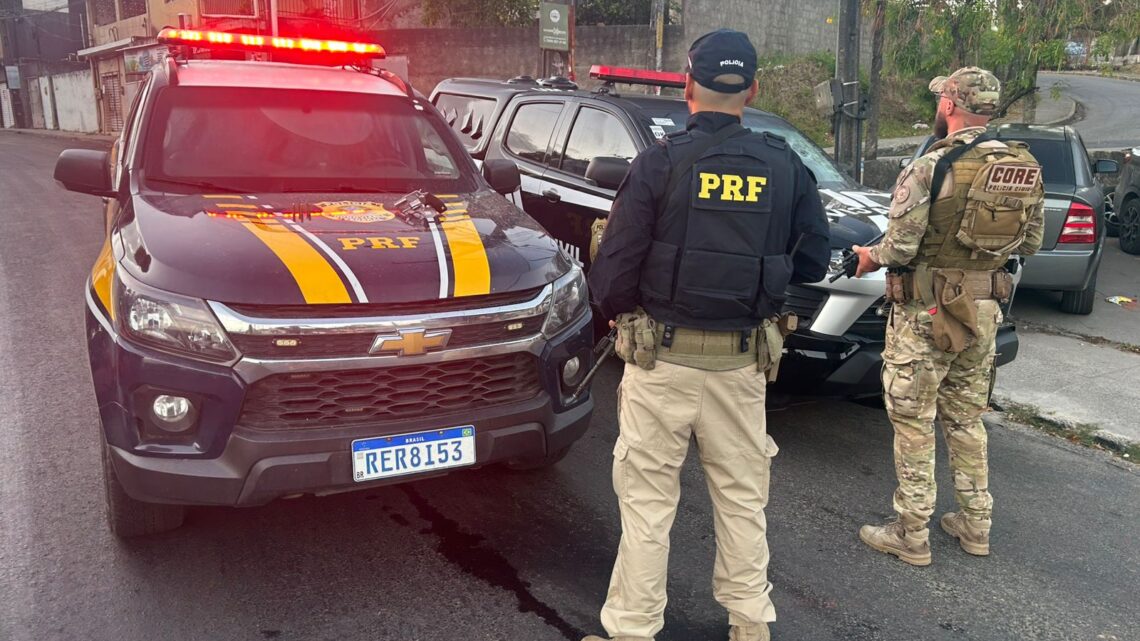 PRF e CORE resgatam reféns de assalto e apreendem arma e viatura falsa PRF e CORE resgatam reféns de assalto e apreendem arma e viatura falsa