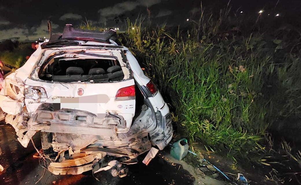 Colisão entre caminhão e carro deixa feridos na BR 232 Colisão entre caminhão e carro deixa feridos na BR 232