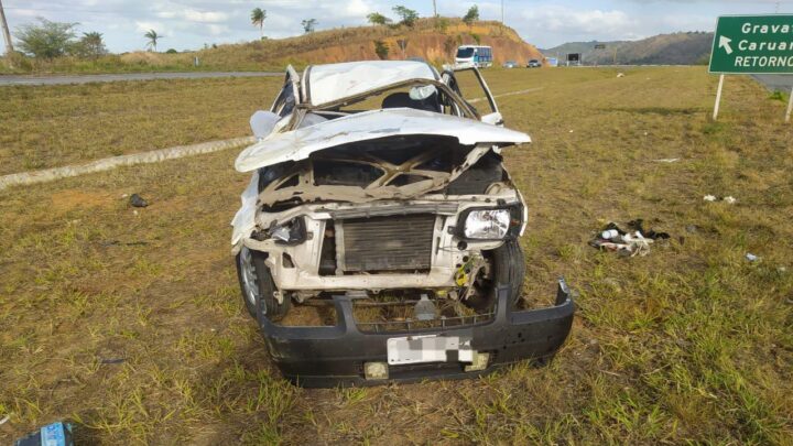 Um morto e quatro feridos após carro capotar na BR 232