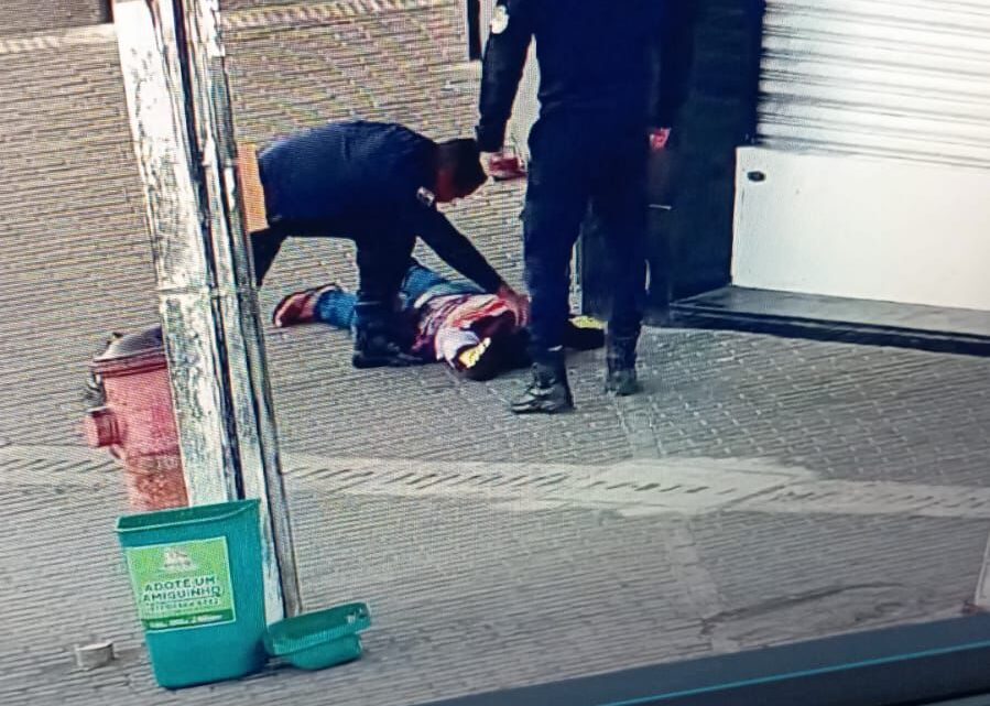 Homem é preso após ser flagrado pelo Centro Integrado de Monitoramento furtando correntes no centro de Caruaru Homem é preso após ser flagrado pelo Centro Integrado de Monitoramento furtando correntes no centro de Caruaru