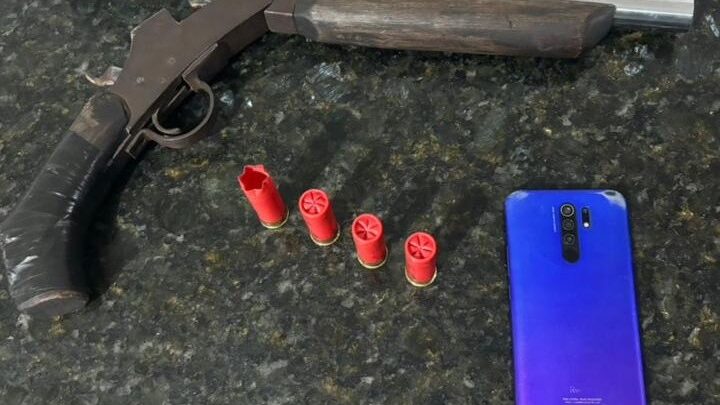 Homem com mandado de prisão é flagrado com arma