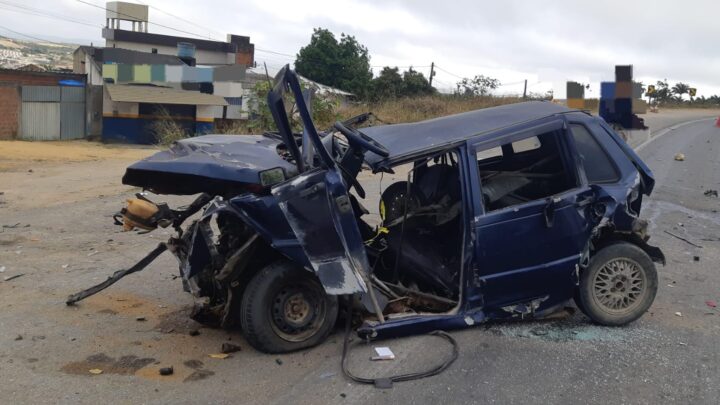 Passageira morre atropelada, após colisão entre dois carros e uma carreta