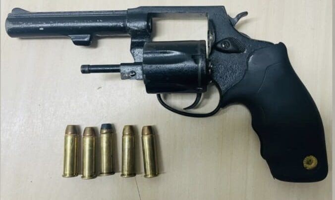 Ladrão é linchado por populares e entregue à polícia, após roubo a farmácia