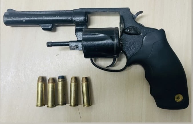 Ladrão é linchado por populares e entregue à polícia, após roubo a farmácia