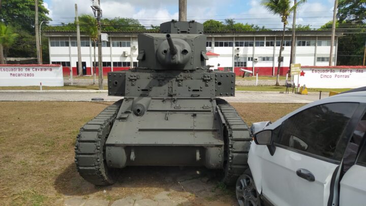 Carro bate em tanque de guerra em frente ao Comando do Exército na BR 232