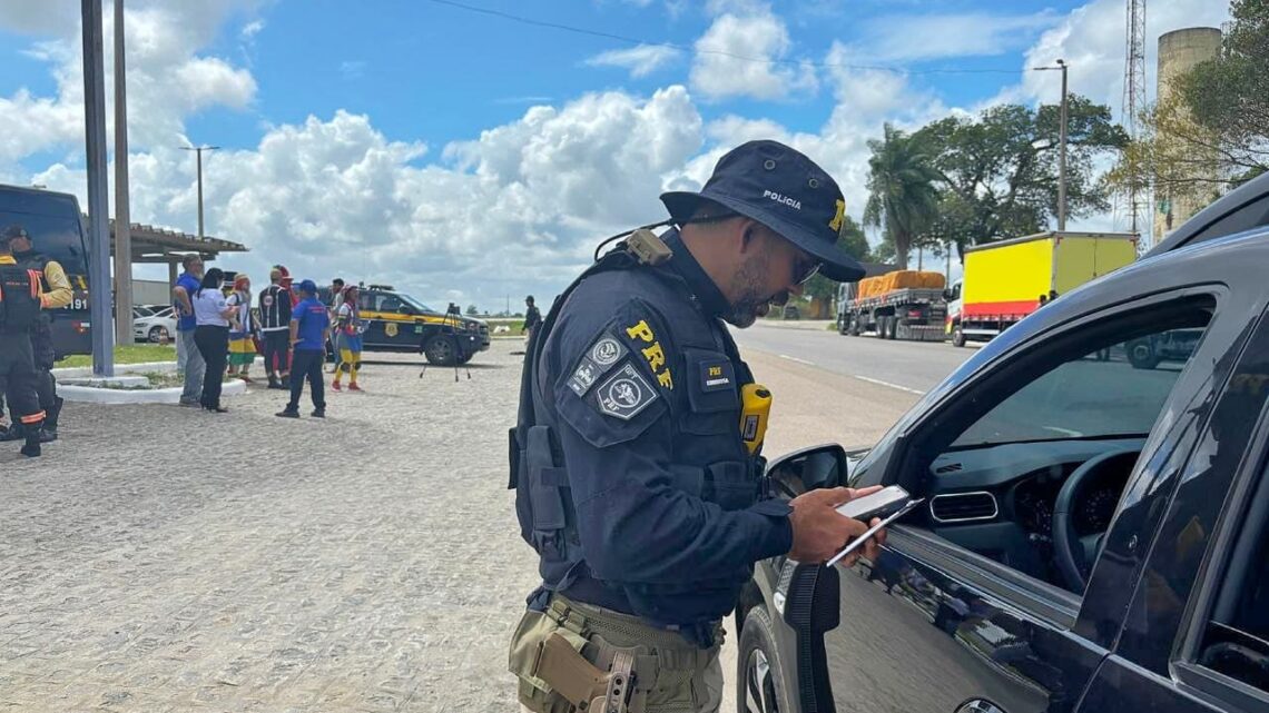 PRF intensifica fiscalização durante Operação Rodovida Natal em Pernambuco PRF intensifica fiscalização durante Operação Rodovida Natal em Pernambuco