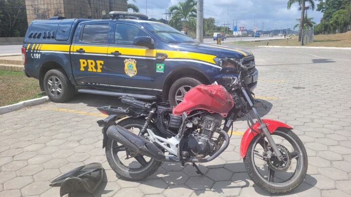 Moto roubada e réplica de pistola são apreendidos na BR 232
