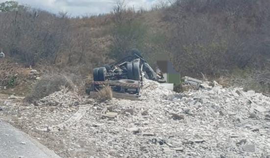 Motorista fica ferido, após caminhão tombar na BR 232 Motorista fica ferido, após caminhão tombar na BR 232