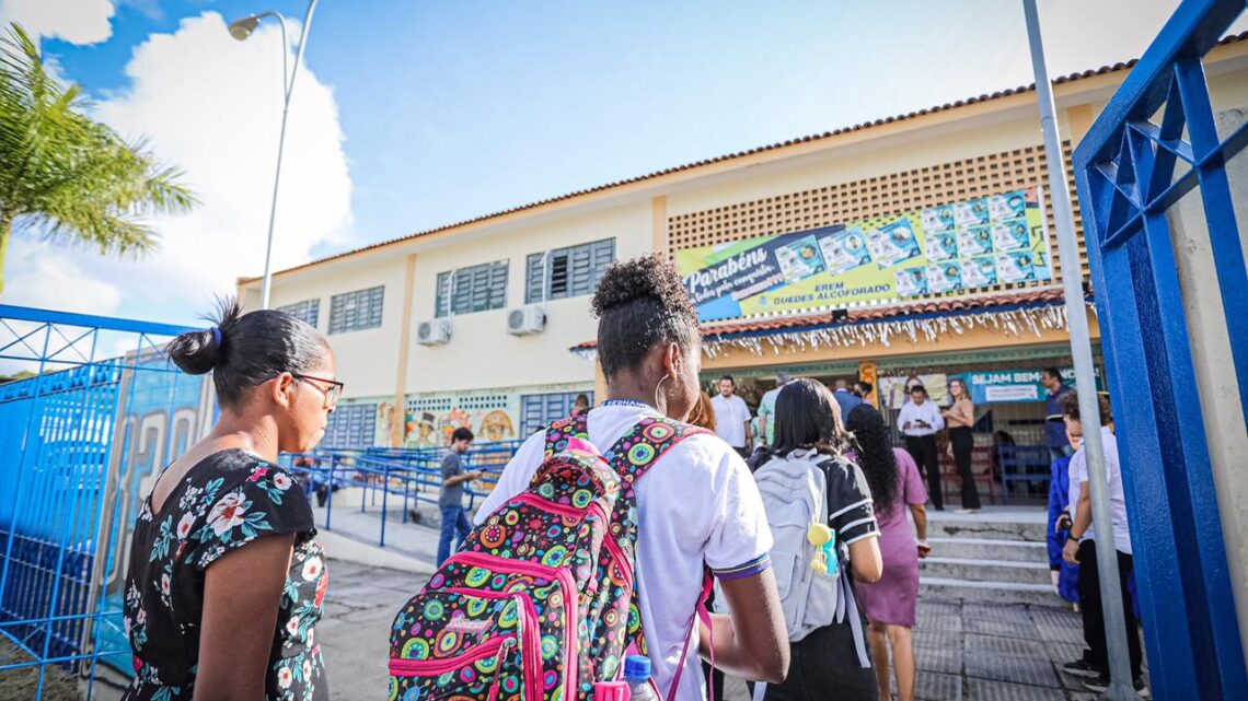 Governadora Raquel Lyra encaminha à Alepe projeto de lei que distribuirá tênis para alunos da rede pública Governadora Raquel Lyra encaminha à Alepe projeto de lei que distribuirá tênis para alunos da rede pública