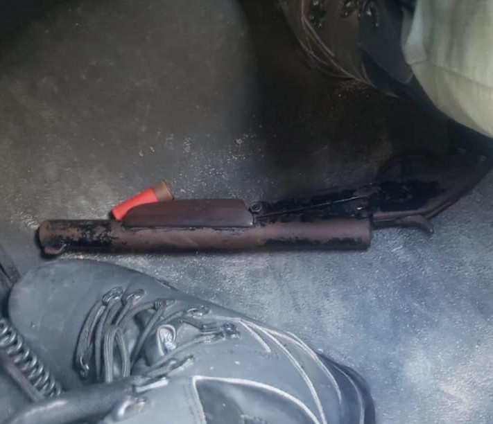 Dupla é presa ao rondar escolas com arma de fogo
