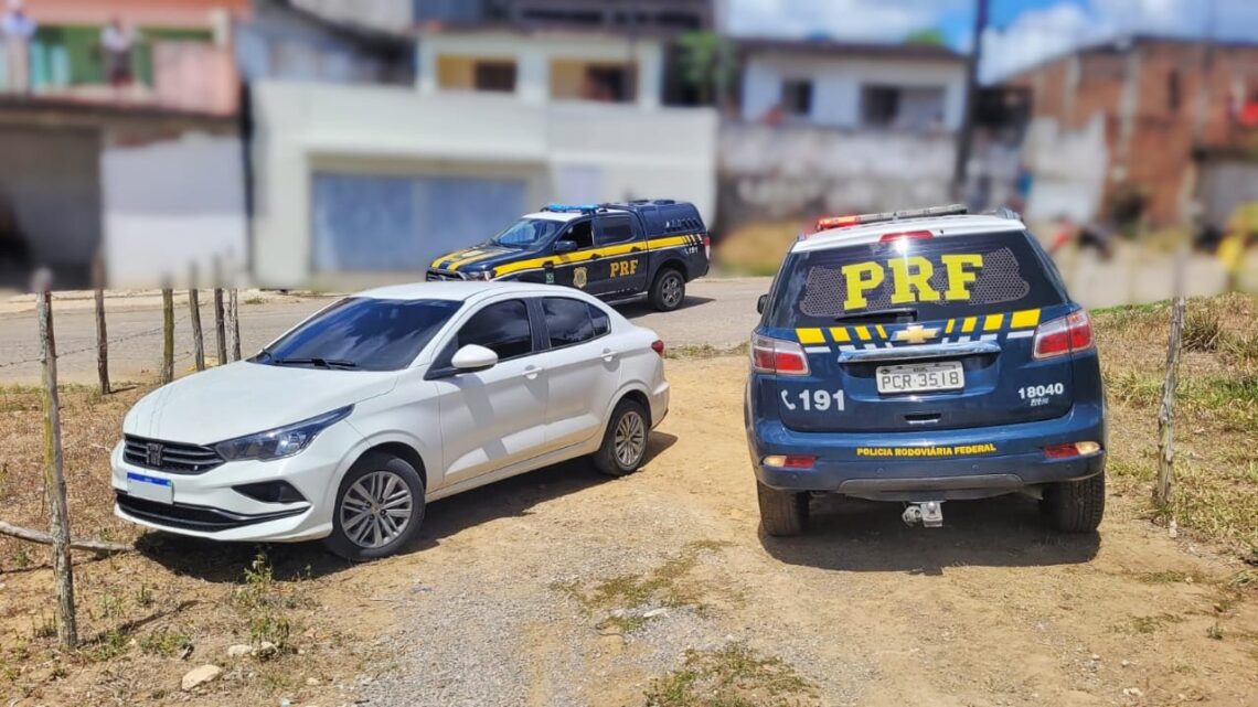 Carro roubado que era utilizado em assaltos é recuperado e motorista quebrou a perna ao tentar fugir Carro roubado que era utilizado em assaltos é recuperado e motorista quebrou a perna ao tentar fugir