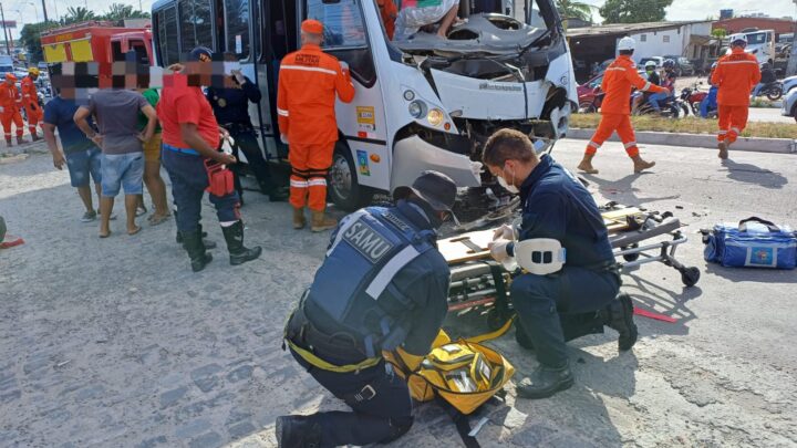 Motorista de micro-ônibus é resgatado de helicóptero após colisão traseira em caminhão