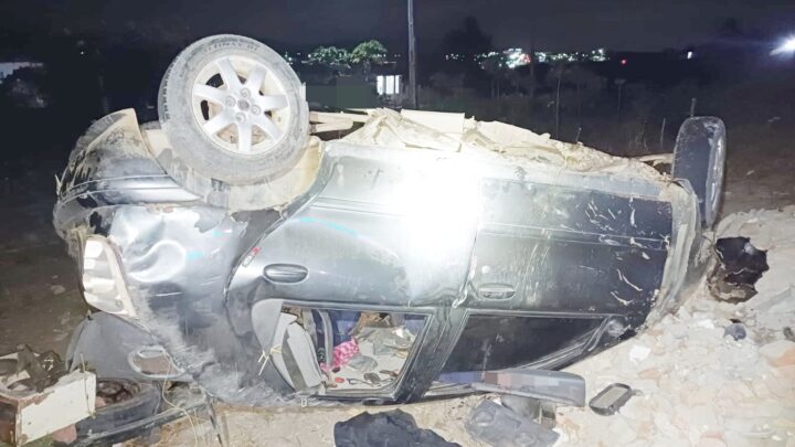 Mulher morre e 04 pessoas feridas, após colisão frontal entre dois carros na BR 232