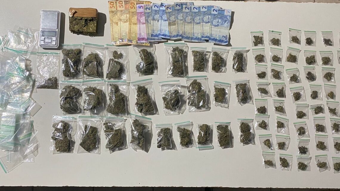Mulher que estava comercializando drogas é presa em flagrante