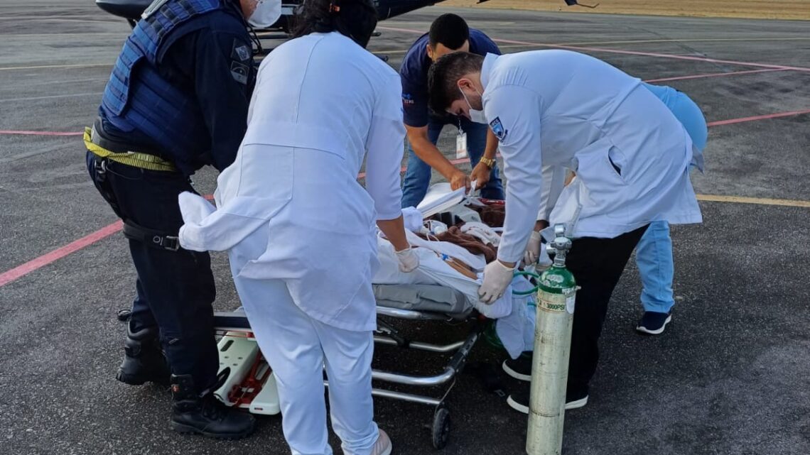 Paciente com doença rara é transportada de helicóptero de Caruaru para Recife