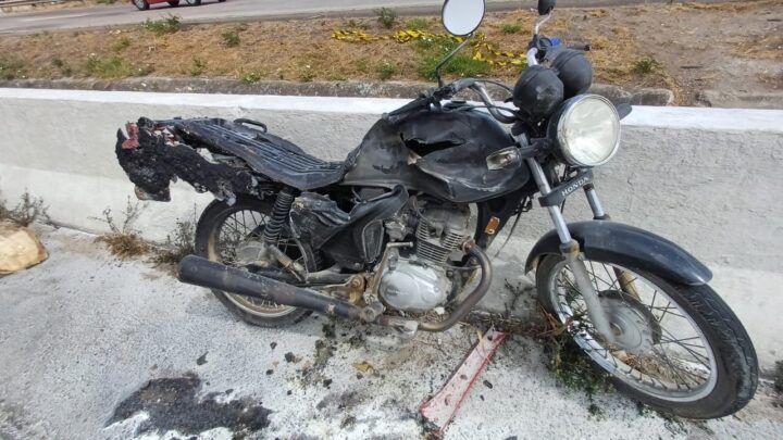 Moto pega fogo após ser atingida por veículo na BR 232, condutor e passageiro ficam feridos