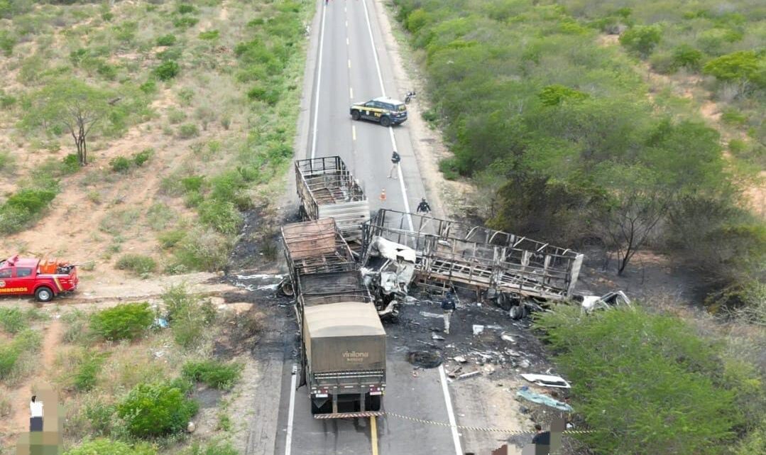Morre motorista que não conseguiu sair de veículo que pegou fogo após colisão Morre motorista que não conseguiu sair de veículo que pegou fogo após colisão