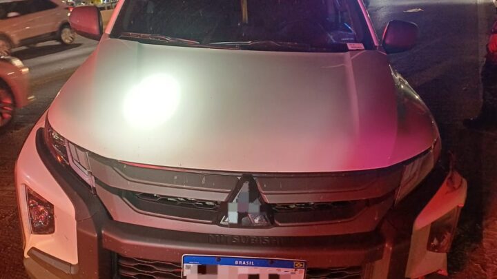 Colisão frontal entre carro e caminhonete e motorista foge