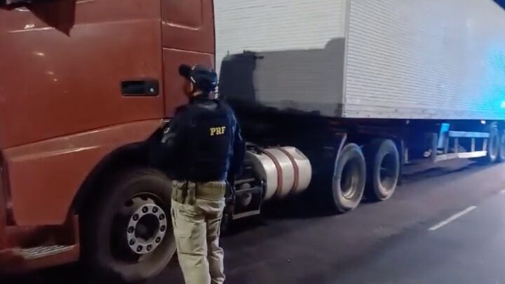 Motorista abandona caminhão adulterado e pula de ribanceira durante abordagem da PRF em Caruaru