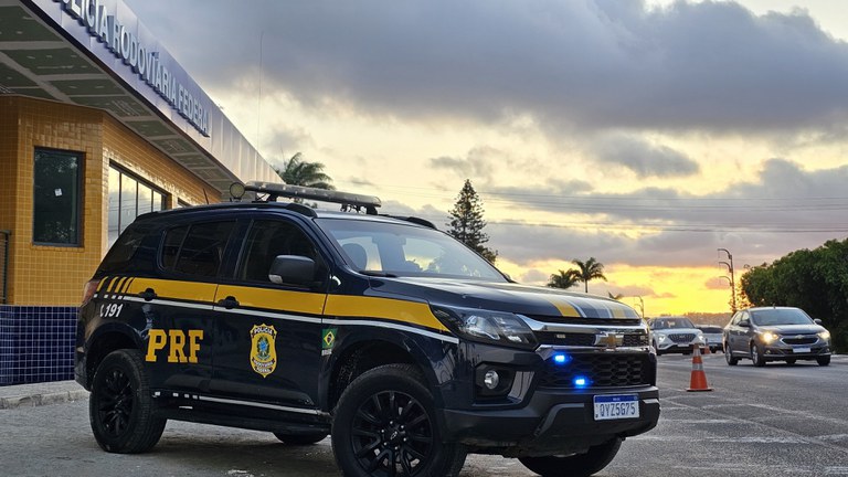 Caminhão com mais de 30 toneladas em excesso é recolhido pela PRF Caminhão com mais de 30 toneladas em excesso é recolhido pela PRF