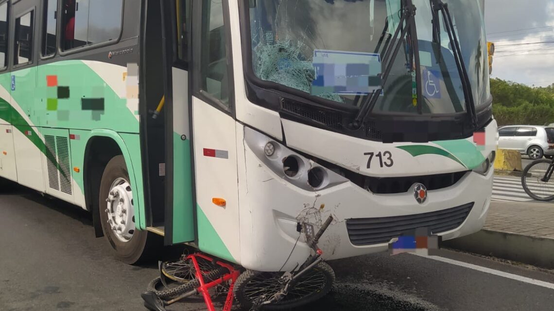 Colisão entre ônibus e bicicleta deixa homem morto