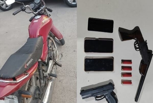 Homens presos com espingarda, simulacro de pistola, celular e moto roubados