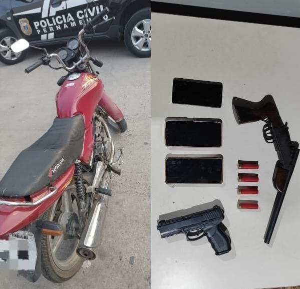 Homens presos com espingarda, simulacro de pistola, celular e moto roubados Homens presos com espingarda, simulacro de pistola, celular e moto roubados
