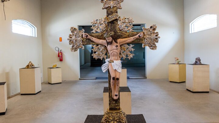 Exposição “Luz e Forma: A Arte Sacra e Abstrata de Lamartine Duarte” segue até 31 de janeiro em Caruaru