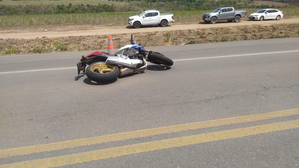 Motociclista morre após cair ao tentar desviar de madeiras na pista