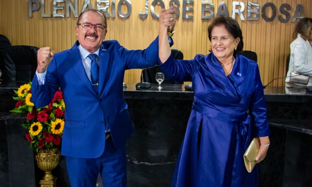 Josué Mendes e Carmen Miriam tomam posse em Agrestina; Confira o novo secretariado Josué Mendes e Carmen Miriam tomam posse em Agrestina; Confira o novo secretariado