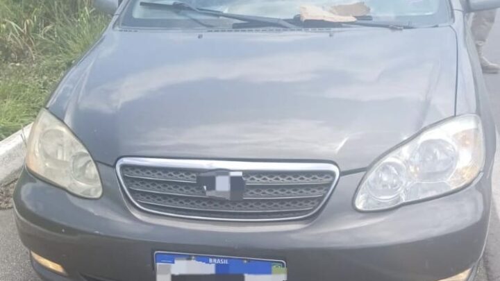 Motorista flagrado agredindo mulher é preso e carro apreendido após tentativa de fuga