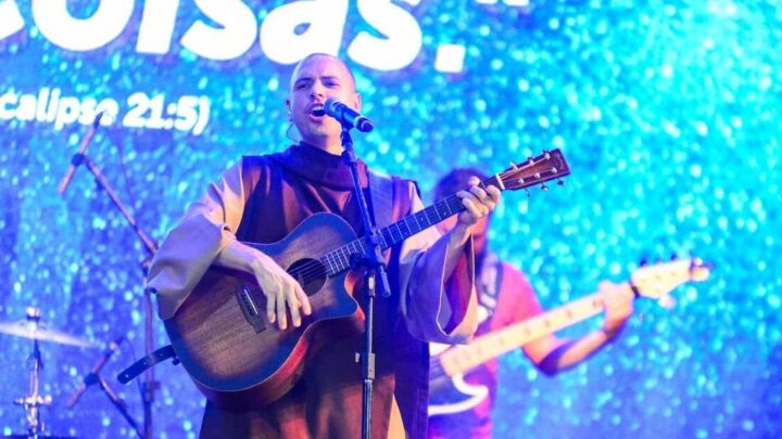 Frei Gilson volta a Pernambuco para apresentação em arena lotada, no 35º aniversário da Obra de Maria