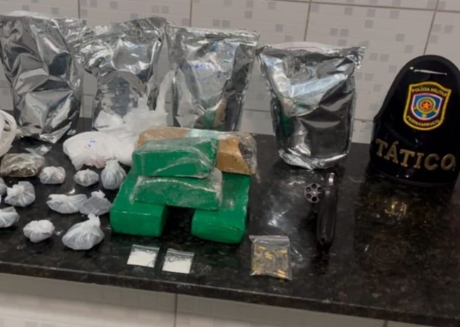 PM prende homem, esposa e namorada em Caruaru, acusados de tráfico de drogas PM prende homem, esposa e namorada em Caruaru, acusados de tráfico de drogas