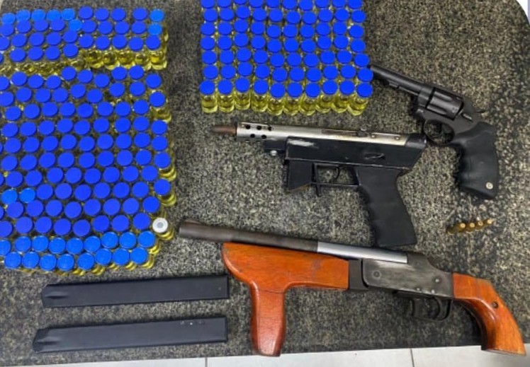 PM captura dupla com armas e anabolizantes