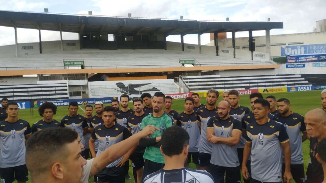 Torcedores do Central protestam contra péssima campanha e técnico Celso Teixeira é contratado Torcedores do Central protestam contra péssima campanha e técnico Celso Teixeira é contratado
