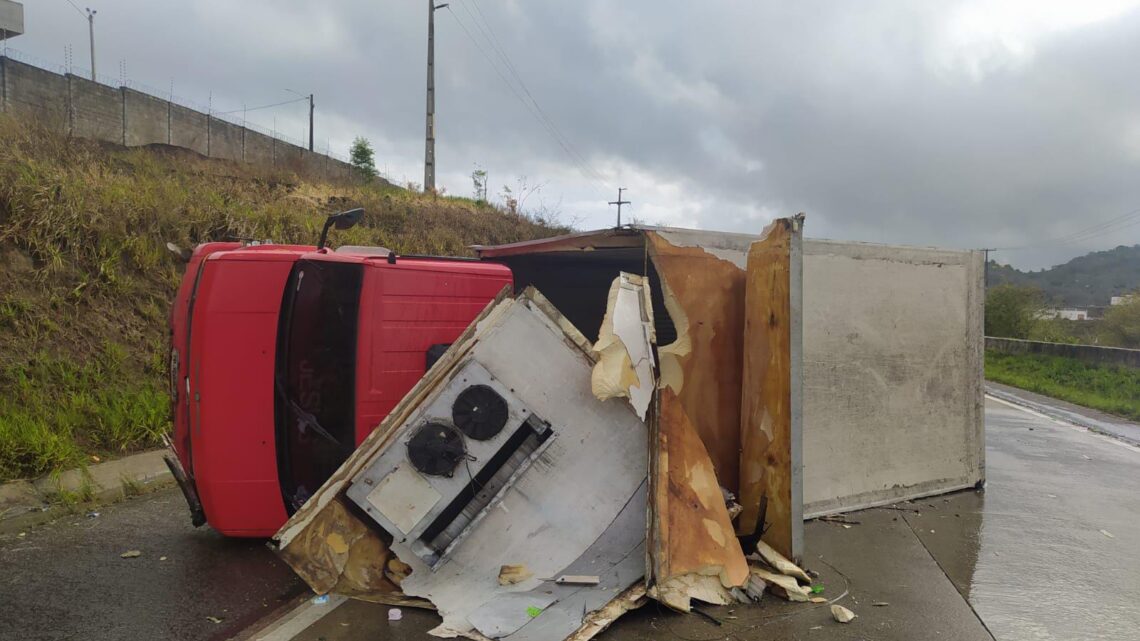 Com pista molhada, caminhão tomba na BR 232 e carga é saqueada
