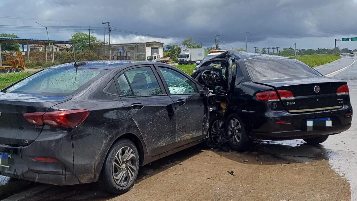 Motorista morre e outro fica ferido após colisão entre dois carros na BR 232
